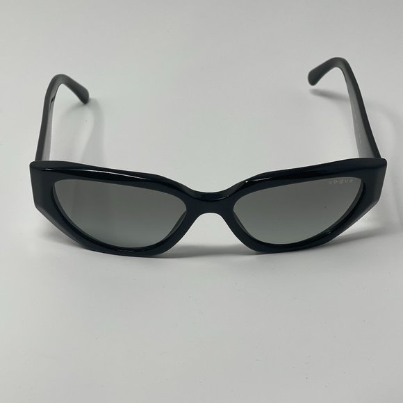 Vogue X Hailey Bieber | Cat Eye - Picture 7 of 8